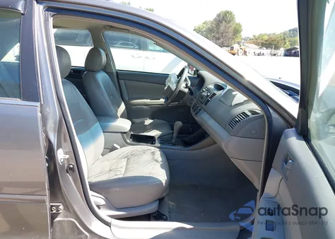 2002 Toyota Camry Le z USA, uszkodzony, nr VIN 4T1BE32K32U580541